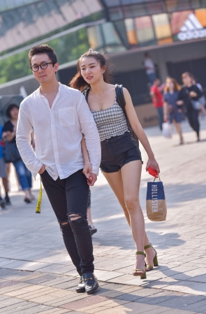 白皙美腿紧牛短裤美女