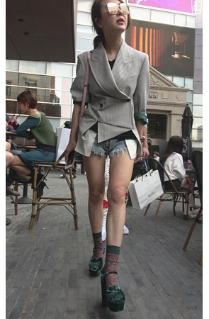 墨镜裸腿小姐姐[1.75G/MP4]