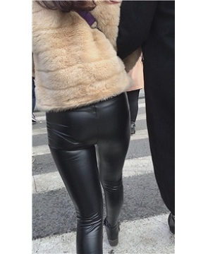 紧身皮裤翘臀美眉乖巧可人 [187 MB]