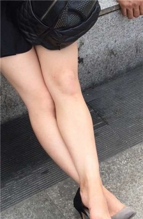 街拍白皙大腿高跟鞋漂亮女孩