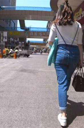 吊带牛仔裤白衣清纯美女