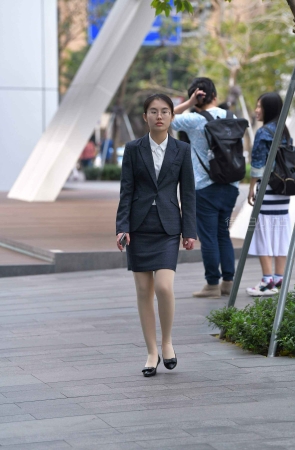 街拍肉丝包臀裙美女