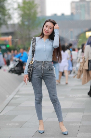 搭讪翘臀美眉 她视乎对我有好感