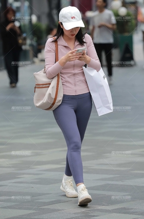 丰韵瑜伽裤美女