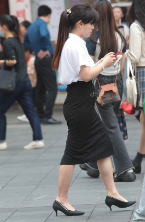 高跟街拍少妇