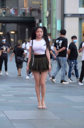 搭讪街拍可爱型双马尾辫短裙女孩