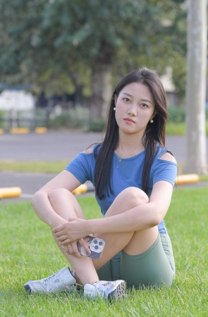 绿色瑜伽短裤美女