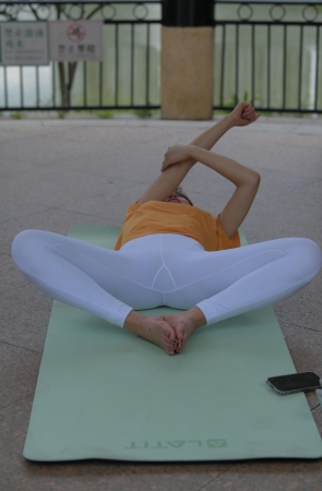 阳光明媚的下午，她迟到了