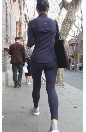 蓝色紧身裤套装美女[1.69GM/MP4]