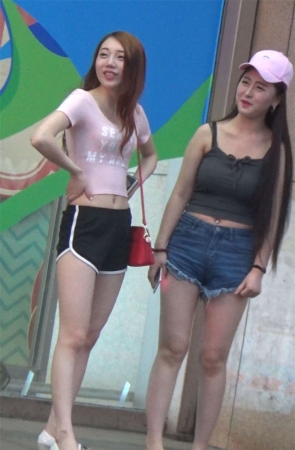 漂亮的短裤长腿美女