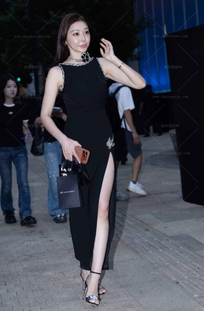 LB731-88P上海时装周-某音很火的上海街拍女神Lucy的美腿玉足