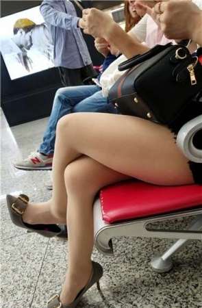 4k超清，候车室自拍的极品丝袜长腿高跟鞋美女