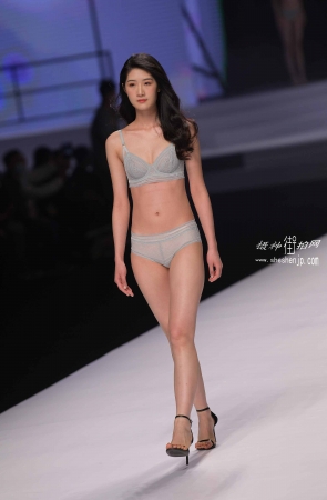 21324-17+64/一贴俩模，喜欢哪个妞呢~ 5P