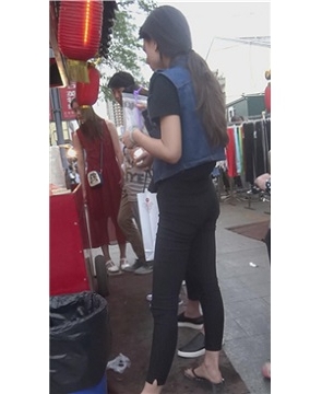 街拍身材娇小的黑色紧身裤妹纸 [3.51 GB]