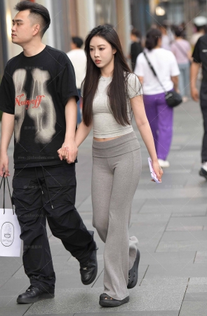 【摄神作品】25522-14=40√灰色紧身裤女友 11P