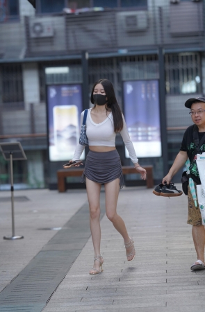 街拍漂亮的长腿细腰美女