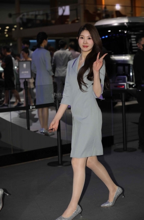 【街拍心灵】仰望汽车品牌大使肉丝街拍高跟美腿