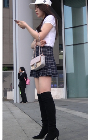 短裙美女小姐姐