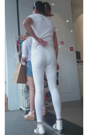 白衣白裤紧身妹子