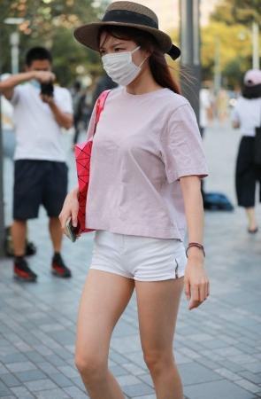 玻璃街拍作品  白色热裤YY小姐姐 [109P-1.03GB]