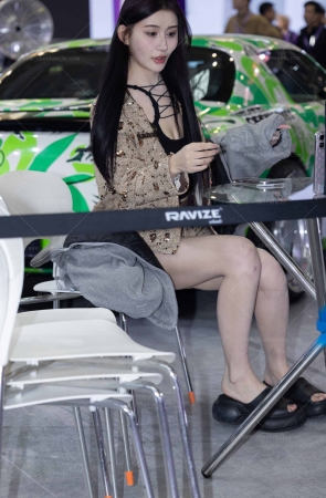 250328-3=39 拍摄正在直播的车模小姐姐坐姿 6P