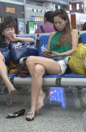 成熟美妇晾脚挑鞋 [449 MB/WMV]