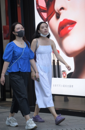 吊带白色长裙妹子