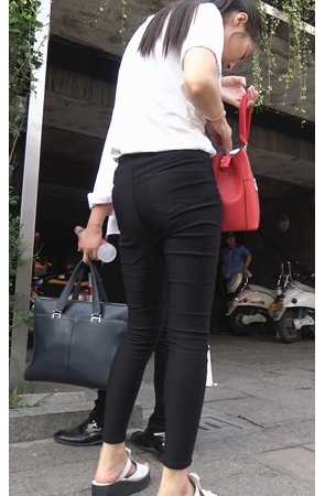 黑色紧身裤妹子[2.4G/MP4]