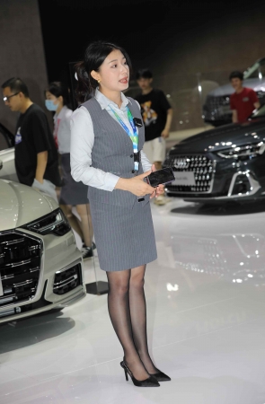 【街拍心灵】奥迪主播街拍黑丝高跟美腿