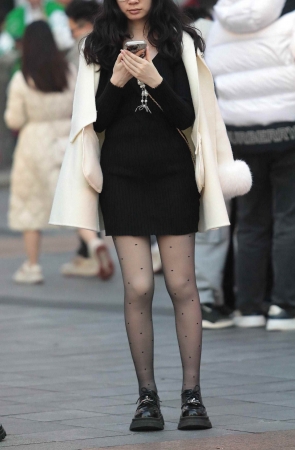 街拍黑丝妹子