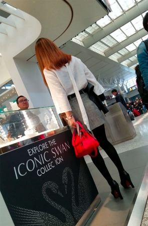 高铁站跟拍格子短裙黑色丝袜高跟漂亮美女