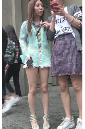 漂亮的露腰热裤美女[1.36G/MP4]