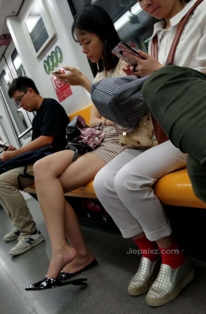 4K – 偶遇适合做女朋友的小姐姐 [1.06 GB/MP4]