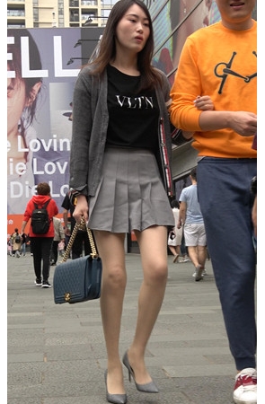 灰色短裙小姐姐