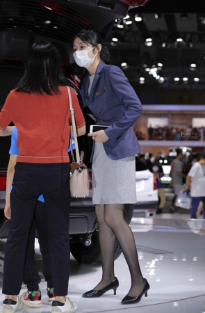 【街拍心灵】凯迪拉克品牌大使街拍黑丝高跟高挑气质