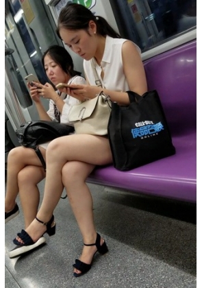 4K – 地铁上的无袖雪纺衫美腿姐姐 [898 MB/MP4]