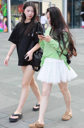 两位靓妹出街