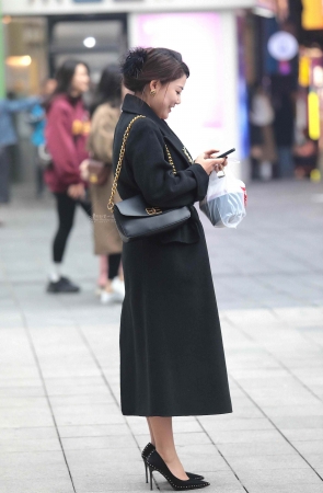 气质街拍高跟少妇