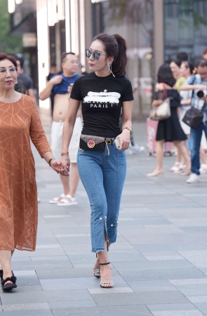 牛仔裤飒爽显身材