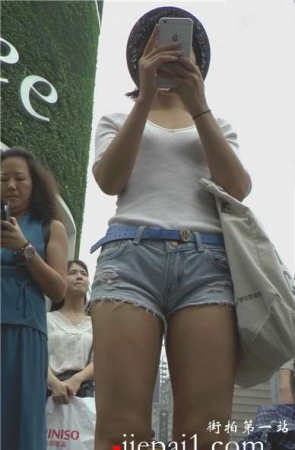 黑帽高个子热裤美眉前三角挺美 [440 MB]