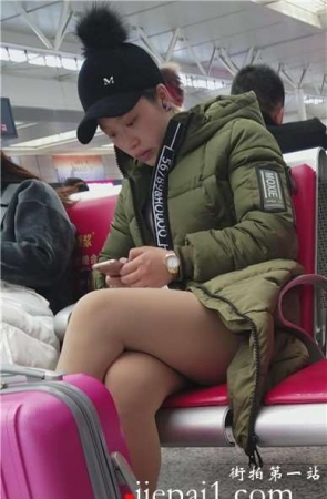 4k-高铁站候车室拍摄肉丝美腿鸭舌帽MM。