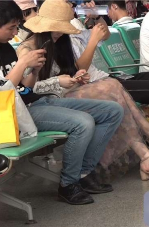 候车室内的美足总是令人应接不暇