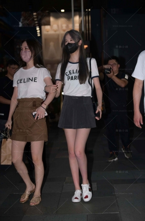 超短裙小姐姐跟闺蜜