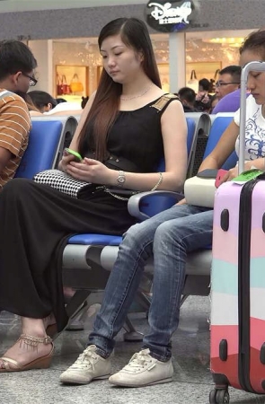 趾长雪白，纤细精致，穿着鞋也难挡此足风采