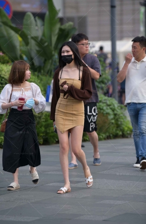 街拍包臀短裙美腿美眉