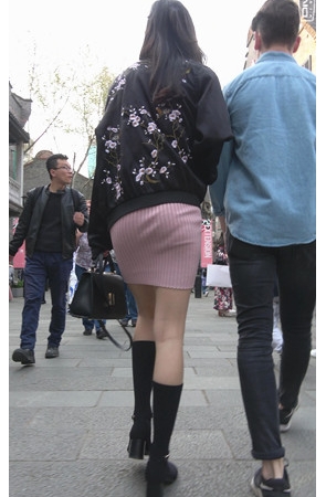 粉色连体裙漂亮的高挑小美女