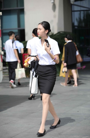 【街拍心灵】面试空姐的小姐姐肉丝街拍美腿形象身材哇塞
