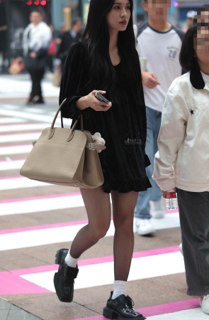 黑丝街拍少妇