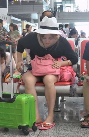 街拍候车室里的漂亮美妇