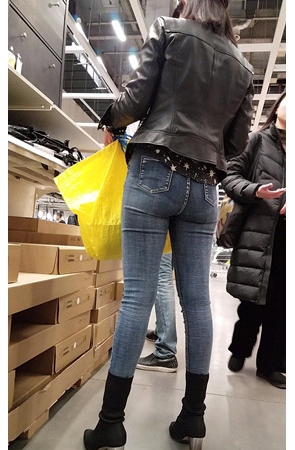 商场里的牛仔裤小姐姐